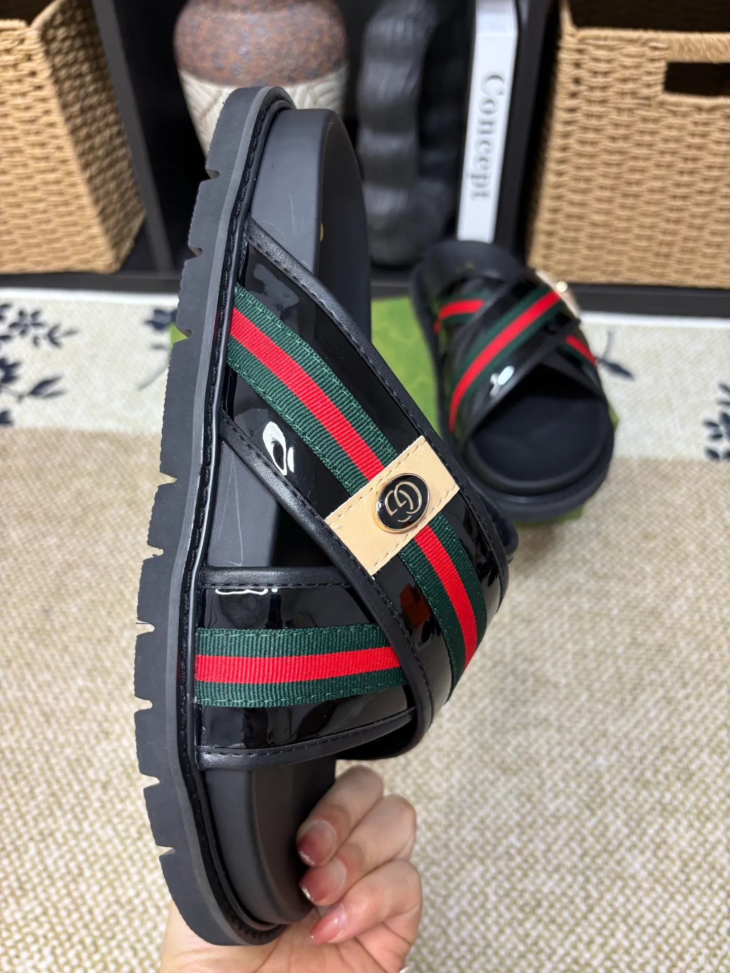 Factory 💰 300 yuan Gucci slippers] high-end men's shoes brand official website 1:1 latest masterpiece: original mold customization, the fabric is made of imported original materials, upgraded outsole, lighter and non-slip. The market's top quality, simple yet tasteful, a must-have for fashionistas, fashionable at your feet, full of confidence, the same style at the counter 👍The season of summer slippers is here. Code: 38-45 (45 customized)